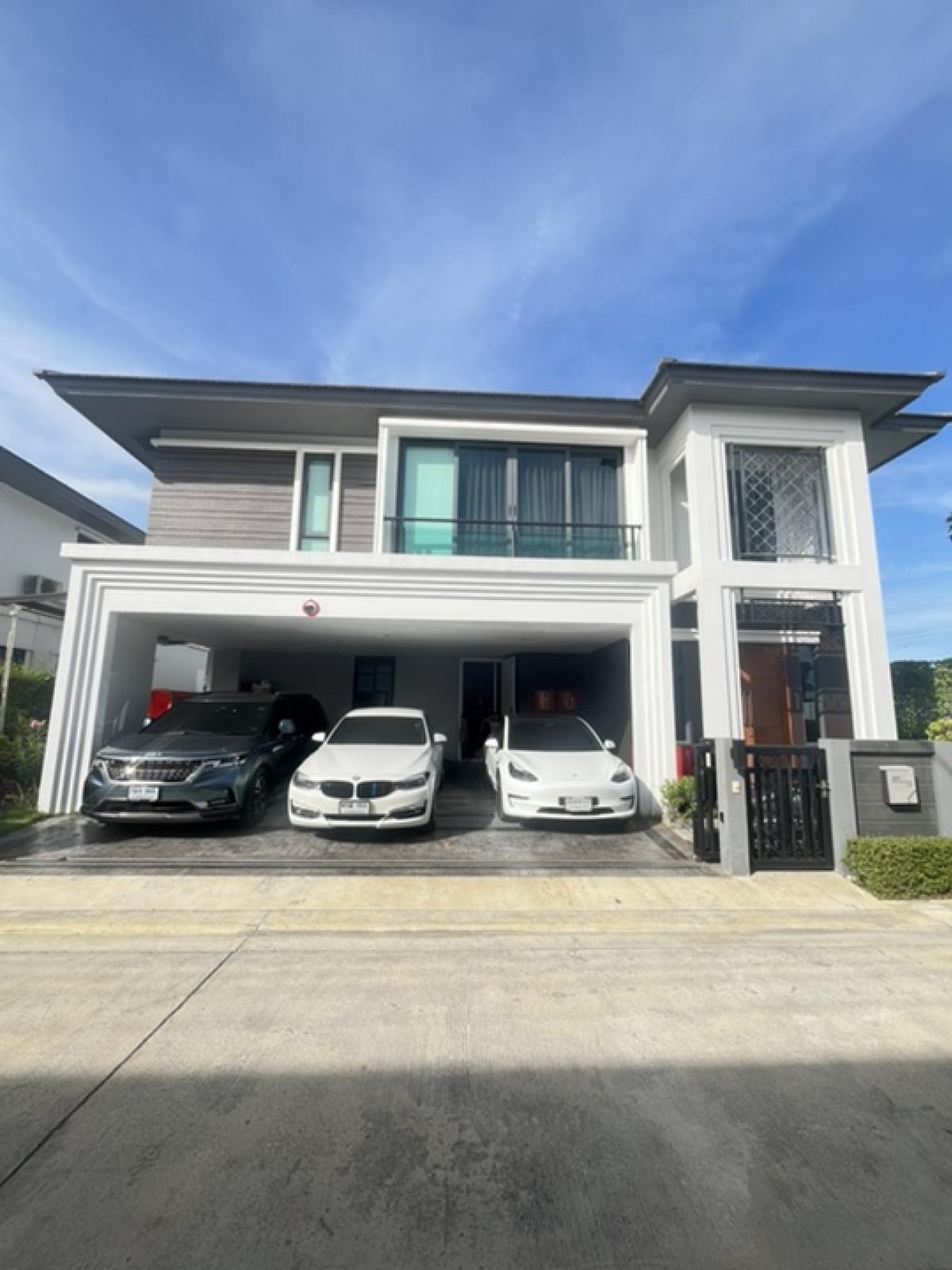 For SaleHouseBangna, Bearing, Lasalle : 💥Selling a large house in the Grand Britannia project, Km.12, with furniture and appliances.