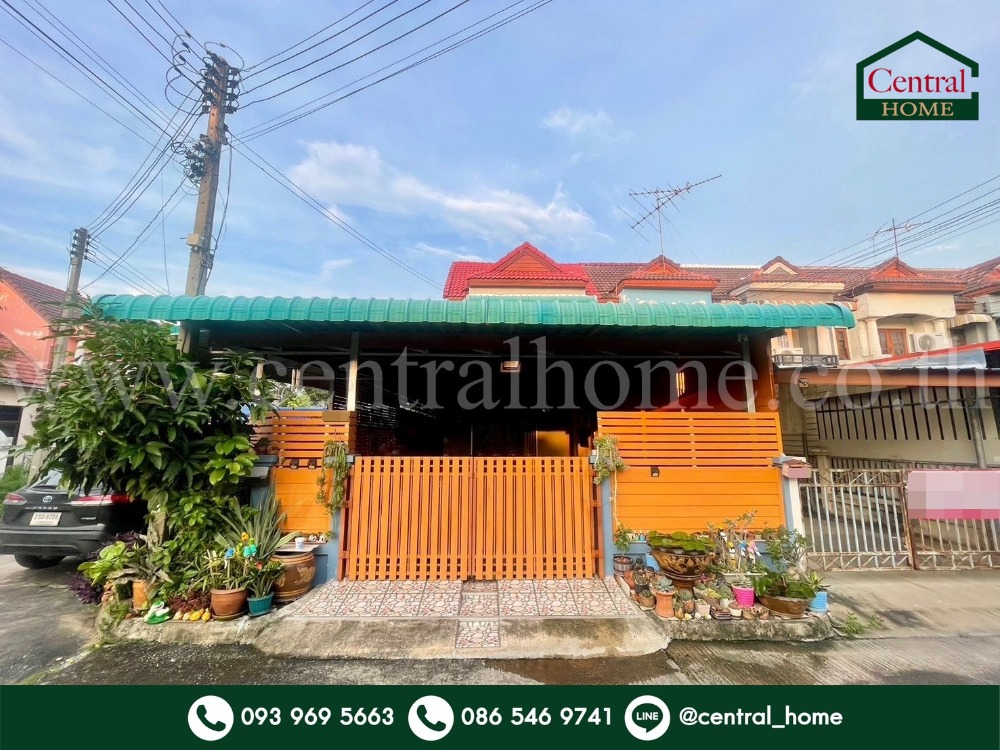 For SaleTownhousePathum Thani,Rangsit, Thammasat : Townhome, Thipphamani Village, Bangkok - Pathum Thani, end unit, front of house does not hit anyone.