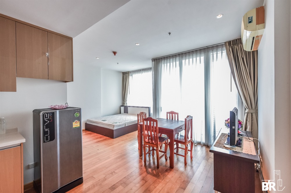 For RentCondoRatchathewi,Phayathai : Villa Rachatewi🏢 Large studio 40 sq.m. Near BTS Ratchathewi and Phaya Thai only 300 m. Beautifully decorated, full function, increase privacy, let you live comfortably to the fullest