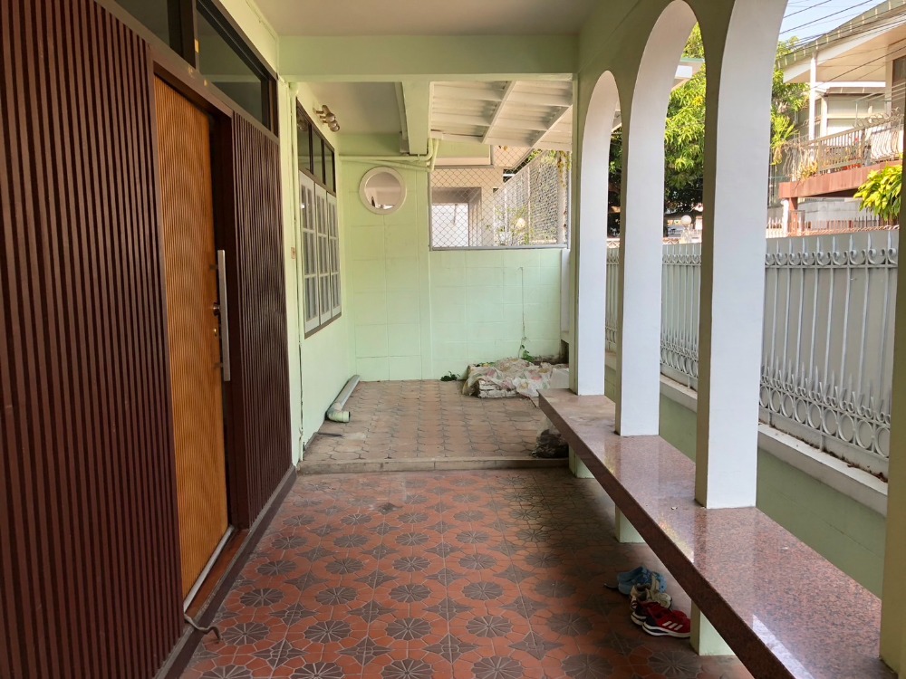 For RentHouseAri,Anusaowaree : 2-storey  Townhouse, 3-4 bedrooms, approximately 200 sq m., for living or home office, 15-20 minutes from BTS Ari/Saphan Khwai.