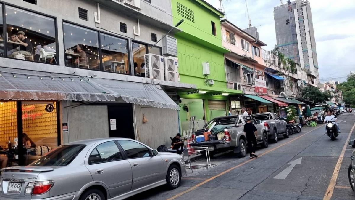 For LeaseholdShophouseSiam Paragon ,Chulalongkorn,Samyan : △ Urgent shop for sale △ Banthat Thong area, 2 units, 3 floors | 336 sq m. The building is in very good condition, renovated.