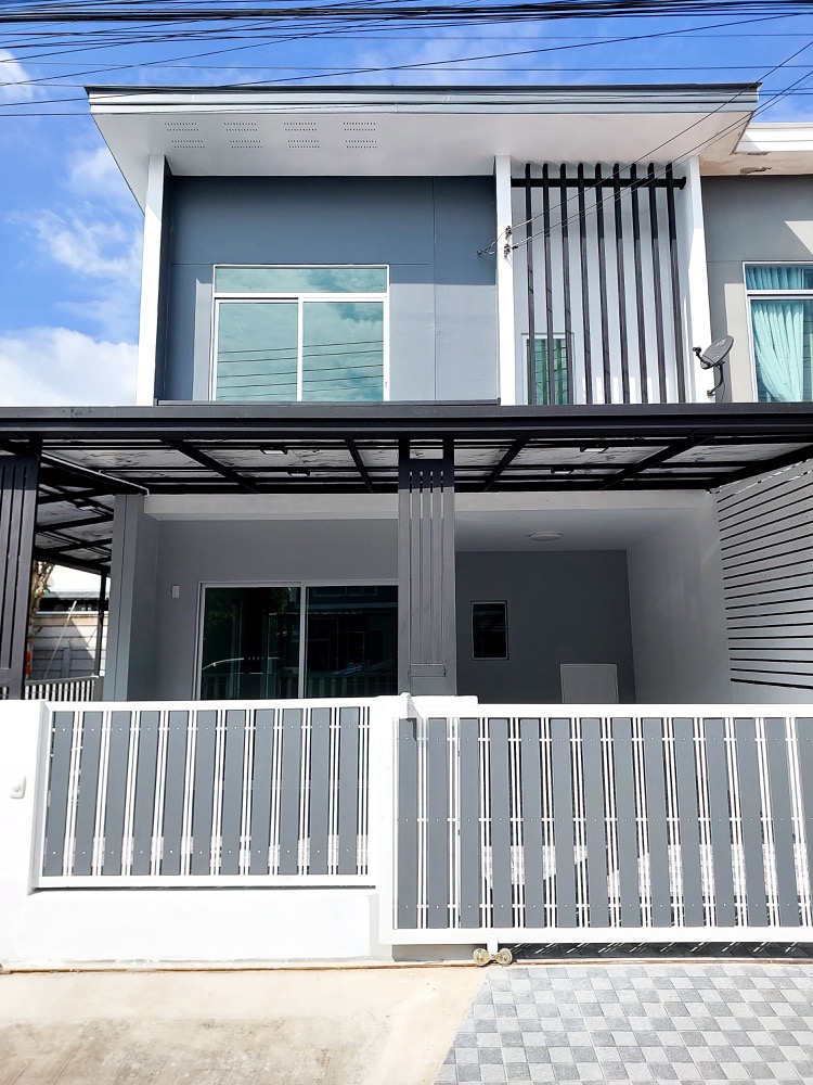 For SaleTownhousePathum Thani,Rangsit, Thammasat : Townhouse for sale, Rangsit, Khlong 2, beautifully decorated, end unit, spacious area on the side of the house, lots of usable space, beautifully decorated, ready to move in