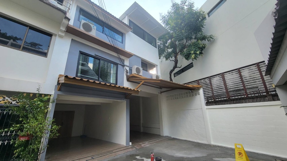 For RentTownhouseSukhumvit, Asoke, Thonglor : Townhouse for rent, newly renovated, 3 floors, 3 beds, 3 baths, Sukhumvit 63, Ekkamai Soi 3, usable area 190 sq m. Fully furnished, price 68,000 baht per month