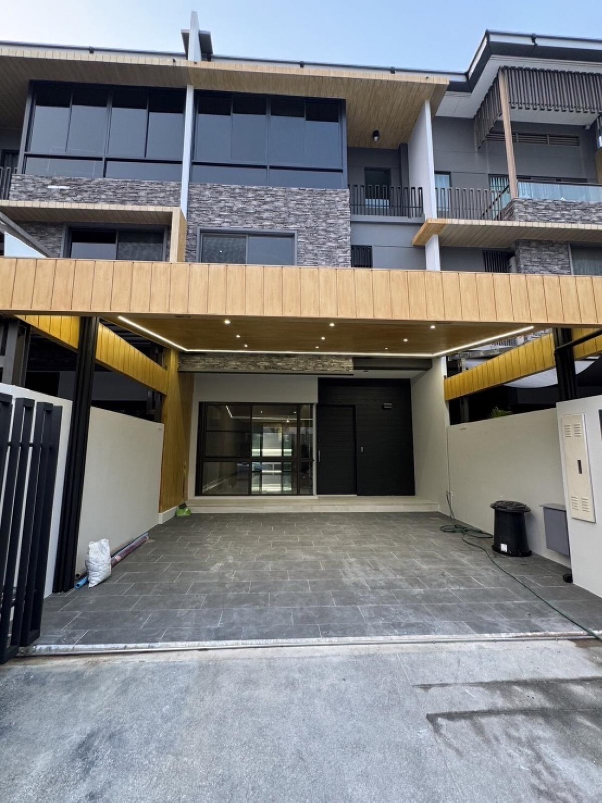 For SaleTownhouseKaset Nawamin,Ladplakao : 📢👇 Townhouse at The Landmark Ekkamai-Ramintra, 3 floors, beautifully decorated, convenient to travel on many routes, near Central Eastville