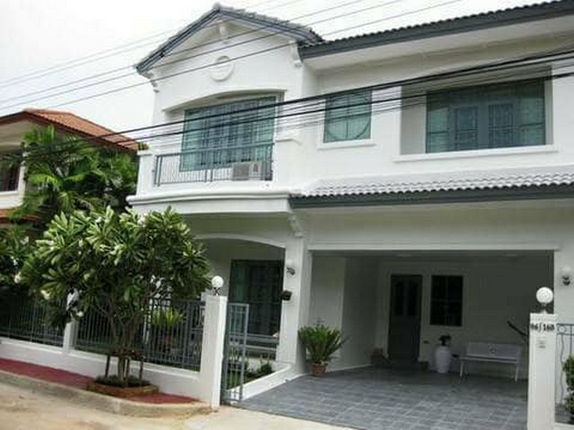 For RentHouseSamut Prakan,Samrong : RHT1941 Single house for rent, Manthana Village, Srinakarin, near Lotus Srinakarin, Paolo Hospital, Samut Prakan