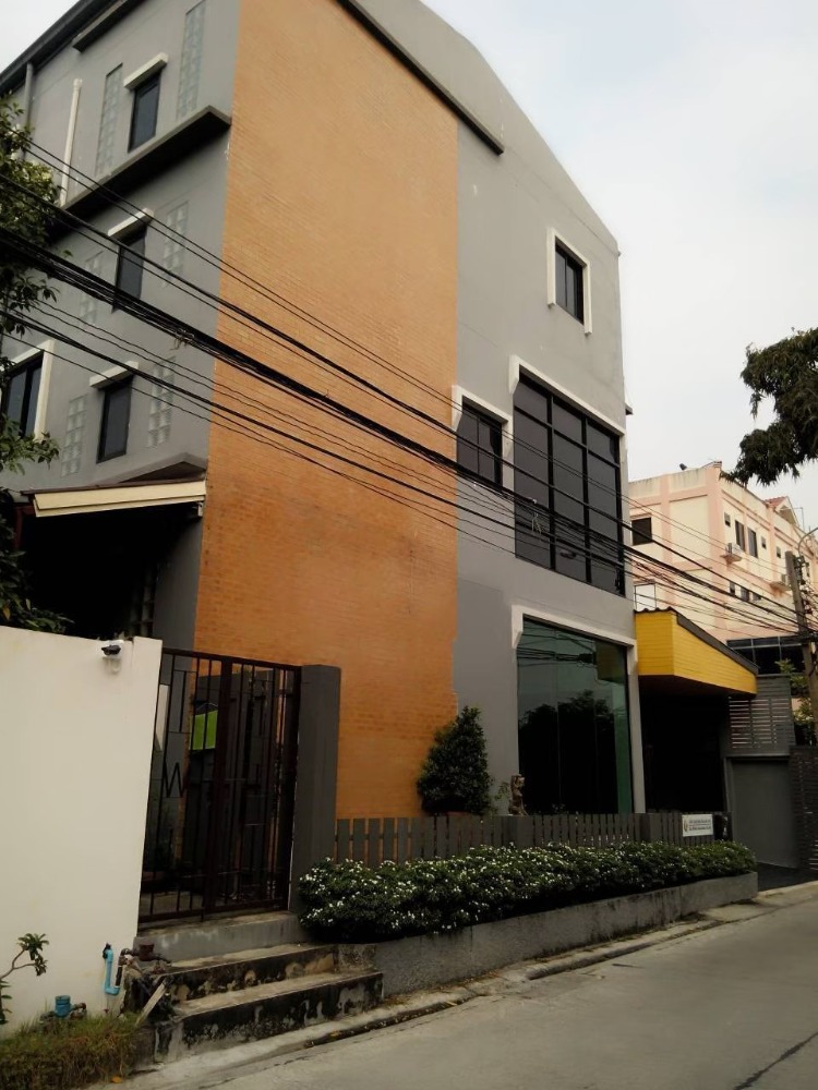 For RentHome OfficeVipawadee, Don Mueang, Lak Si : For sale/rent 3-storey office building, Chin Khet Ngamwongwan, with office furniture, 100 square meters