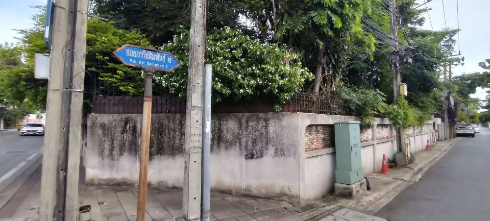 For SaleLandRatchathewi,Phayathai : Land for sale with building, size 523 square wah, prime location, on the corner of Soi Ari Samphan 2, intersecting with Rama 6 Road, Soi 30, near BTS Ari Station.