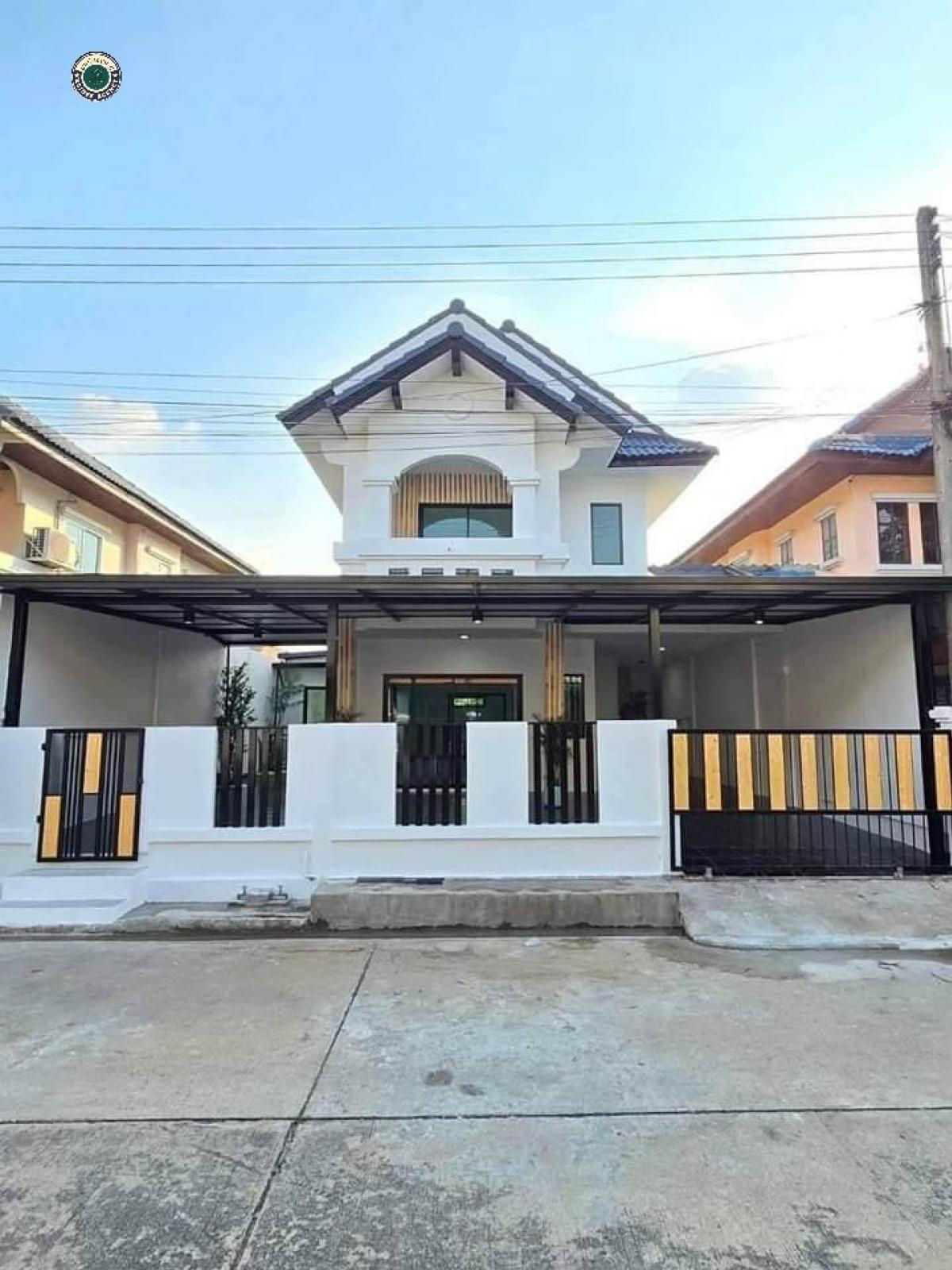 For SaleHousePathum Thani,Rangsit, Thammasat : 2-storey twin house, Country Park Village 15, Soi 1, Makro, Big C, Lotus, Ing Nam Sam Khok Market, decorated and ready to move in, the front of the house is not attached to anyone, rice field view, comfortable and airy.