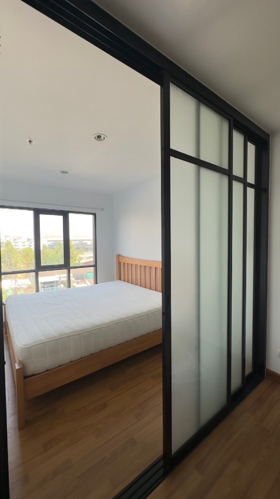 For RentCondoVipawadee, Don Mueang, Lak Si : 🍀🚩FOR RENT>> Regent Home 18 Chaengwattana - Laksi>> The room is on the private side with no buildings blocking it (east side). The room is spacious and near BTS Wat Phra Sri #LV-MO875