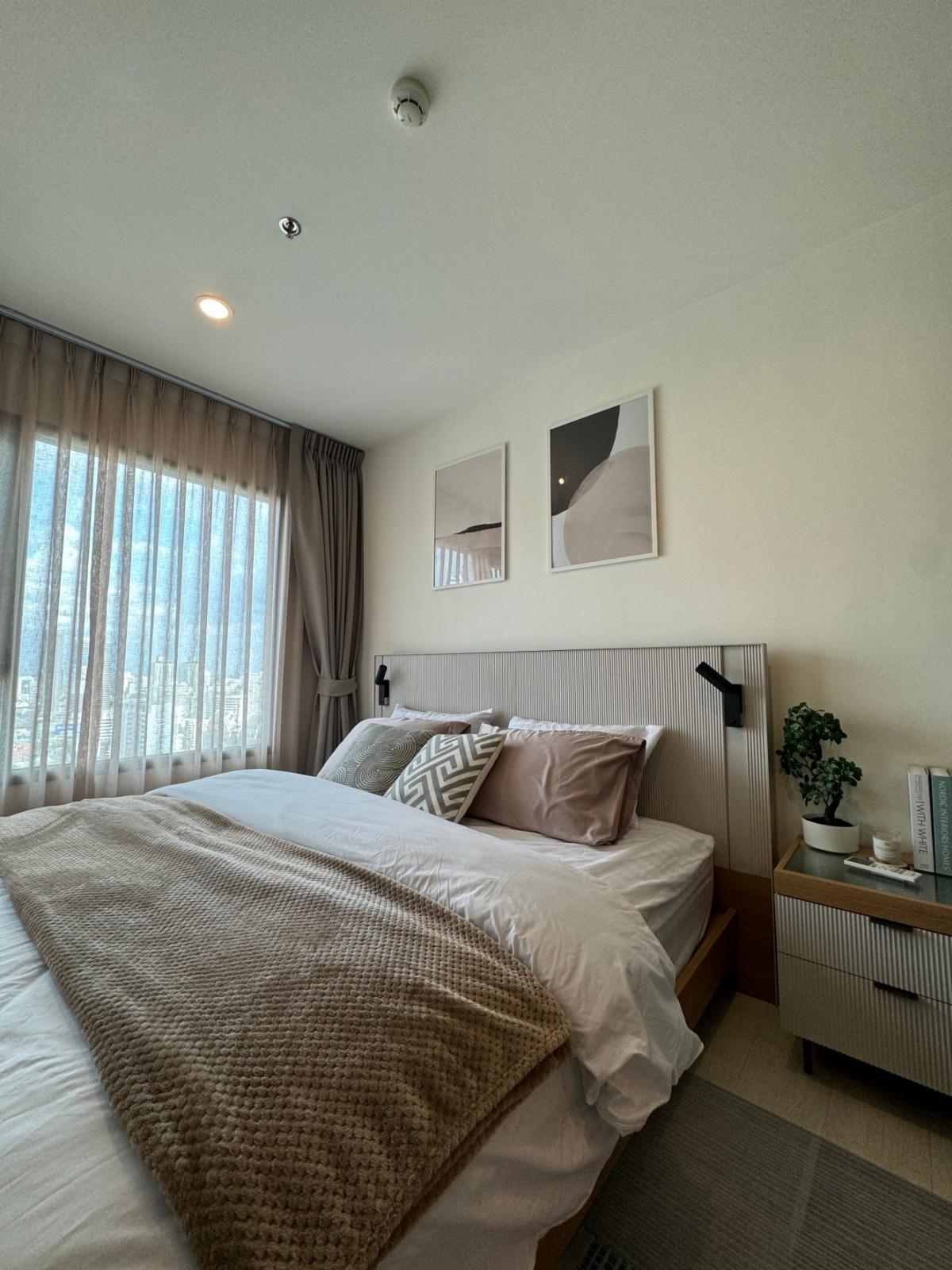 For RentCondoRama9, Petchburi, RCA : life Asoke, beautifully decorated, high floor, brand new room, ready to move in