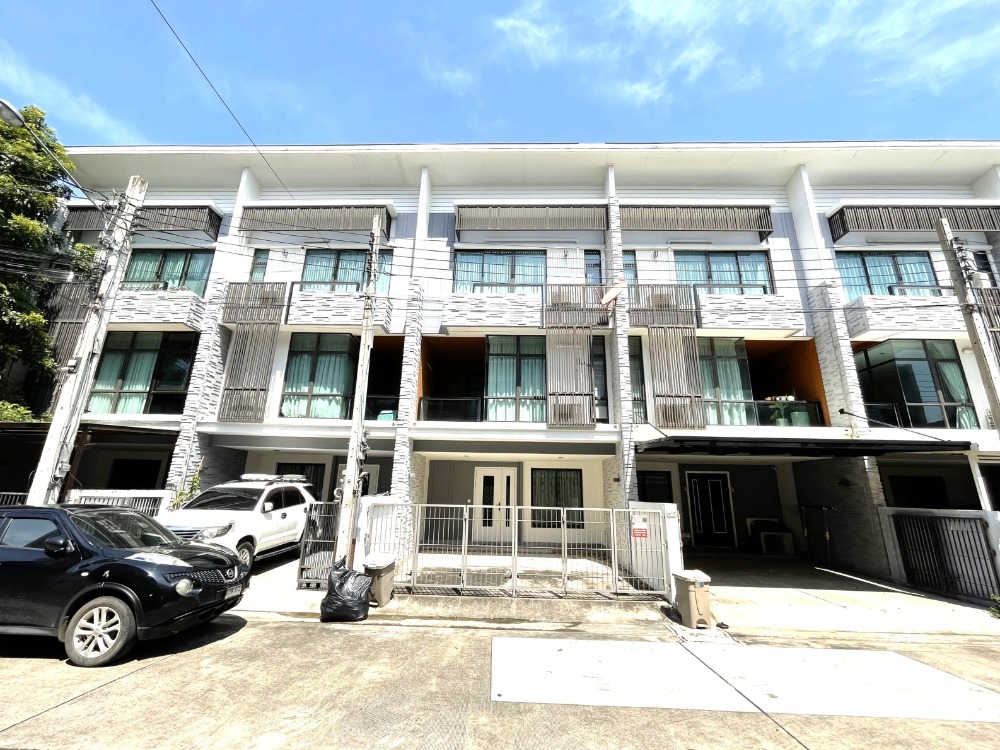 For SaleTownhouseKasetsart, Ratchayothin : Townhouse / Townhome / Homeoffice, 3 stories for sales in Plex Watcharapol, Ruam Mit Phatthana Alley, near BTS Pink Line