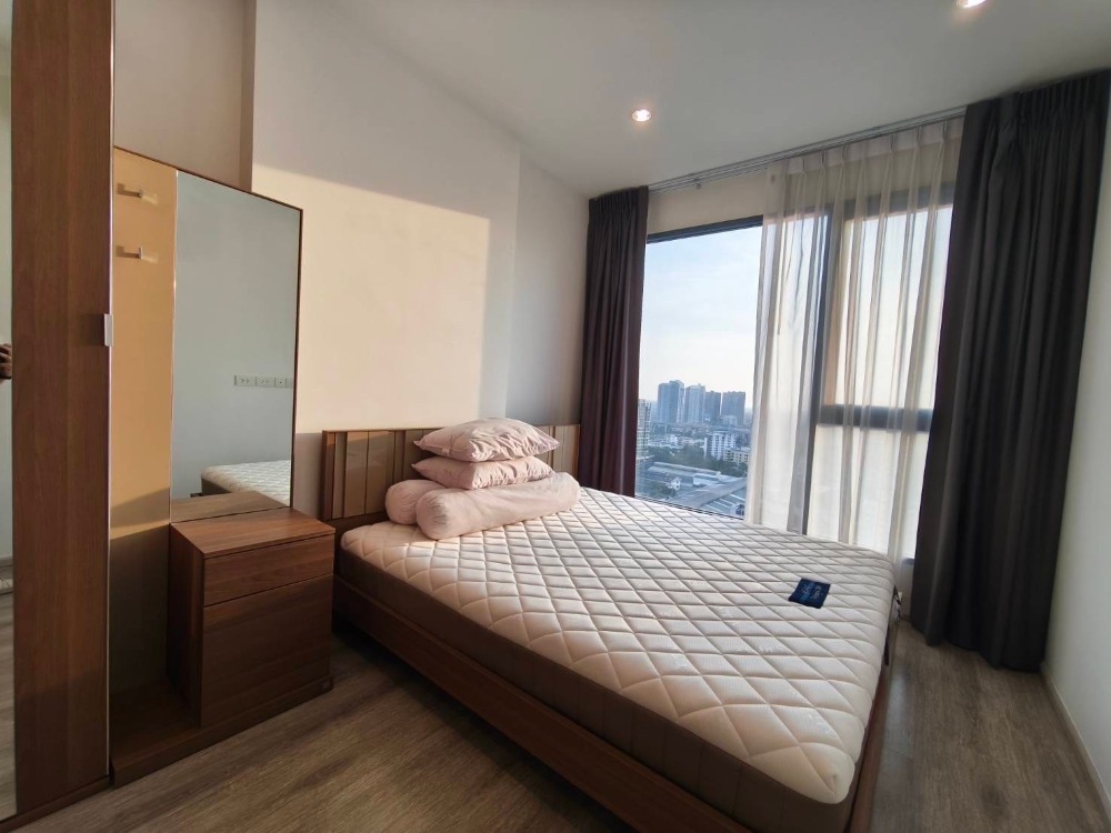 For RentCondoOnnut, Udomsuk : Ideo Mobi Sukhumvit 66, condo near BTS Udomsuk, entrance in front of condo, surrounded by food sources, luxury condo, 1 bedroom for rent 17k, contact now