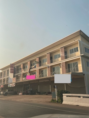 For SaleShophouseLamphun : For rent/sale, new 3-storey building in Lamphun city, on the main road, convenient to travel to Chiang Mai in 10 minutes, no flooding, can do business + live, width 4.5 meters, lots of parking space