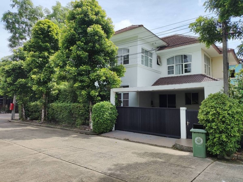 For SaleHouseLadkrabang, Suwannaphum Airport : For sale: large corner house, size 160 sq m, Lalin Green Ville, Rama 9-On Nut-Suvarnabhumi, Phra Khanong, Bangkok.