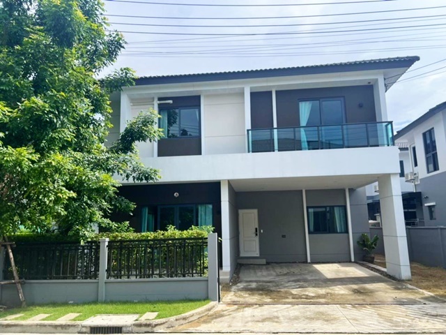 For RentHouseVipawadee, Don Mueang, Lak Si : MRT Don Mueang 2.2 km. Cool atmosphere 5 a/c Kosum Ruamjai Market 0.8 km. 2-storey Centro house new