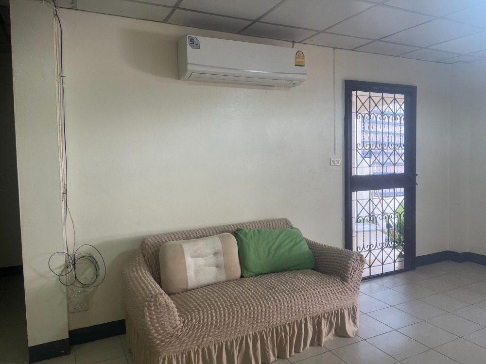 For RentTownhouseOnnut, Udomsuk : Townhouse for rent, 25 square wah, 3 bedrooms, 3 bathrooms, Sukhumvit 101/1, near BTS, with air conditioner, 20,000 per month