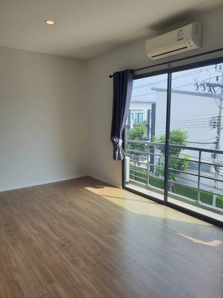 For RentTownhouseNonthaburi, Bang Yai, Bangbuathong : House for rent in the middle of the city, Ratchaphruek - Rattanathibet. The house is near the garden. Enter the village 100 meters.