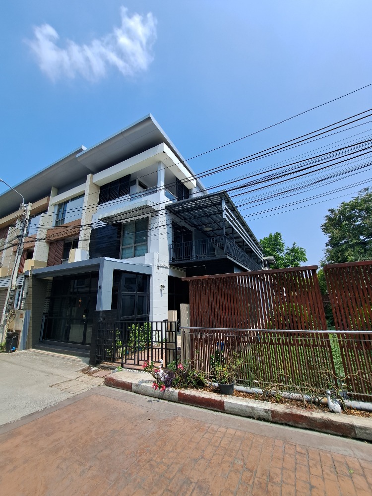 For RentTownhouseChaengwatana, Muangthong : For rent: 3-storey townhouse, Motown, corner house on the waterfront