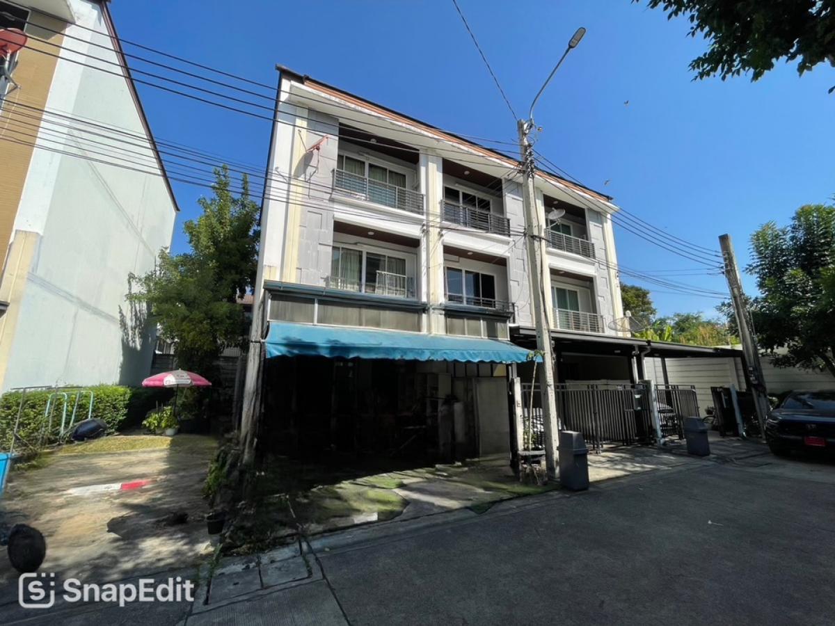 For SaleTownhouseRatchadapisek, Huaikwang, Suttisan : For sale: House in the middle of the city, Ratchada 36, ​​corner house, main road, 3-storey townhouse, no house opposite, roof extension, front and back, width 5 meters.