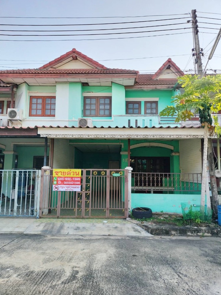 For SaleTownhousePathum Thani,Rangsit, Thammasat : For sale: 2-storey townhouse, Sitthisap Village, Khlong 7, area 20.9 sq m, 3 bedrooms, 2 bathrooms, good condition, free loan with a hundred thousand baht change, interested contact 085-550-1599