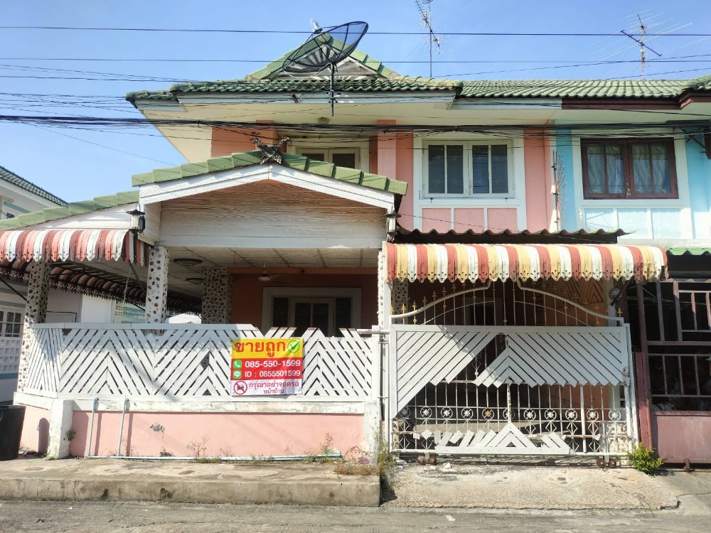 For SaleTownhousePathum Thani,Rangsit, Thammasat : For sale: 2-storey corner townhouse, Pruksa Village 12/1, Rangsit, Khlong Sam, area 23.9 sq m, 3 bedrooms, 2 bathrooms, good condition, special price 1,490,000 baht, free loan, with a hundred thousand baht change. Interested, contact 085-550-1599.