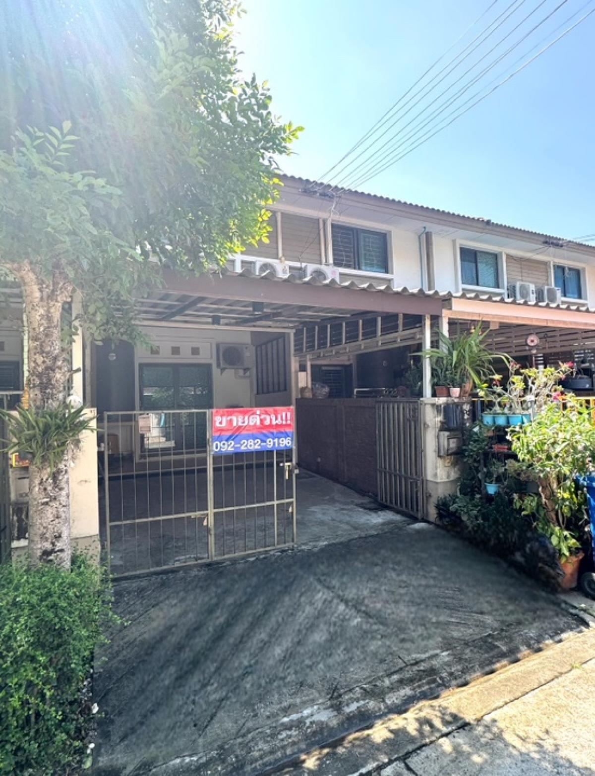 For SaleHouseChachoengsao : 🏡Townhouse for sale, 2 floors, Etoile Bali Beach, Motorway-Lat Krabang, good condition, ready to move in, free 2 air conditioners, near Suvarnabhumi Airport. Interested, call: 0922829196