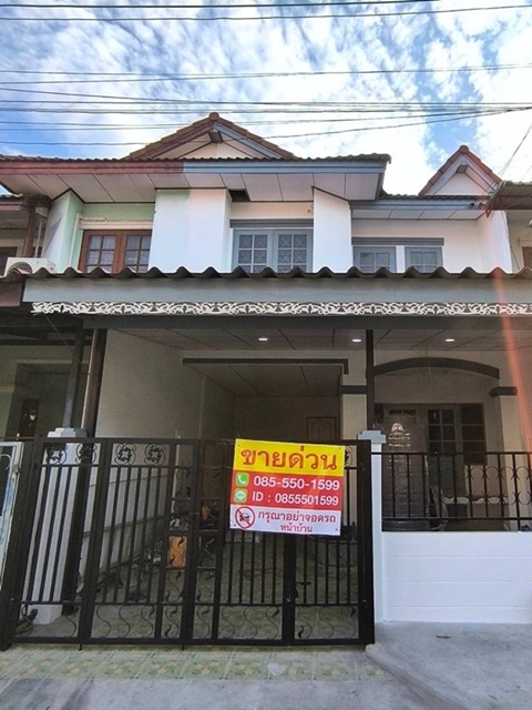 For SaleTownhousePathum Thani,Rangsit, Thammasat : For sale: 2-storey townhouse, Sitthisap Village, Khlong 7, area 20.9 sq m, 3 bedrooms, 2 bathrooms, good condition, free loan with a hundred thousand baht change, interested contact 085-550-1599