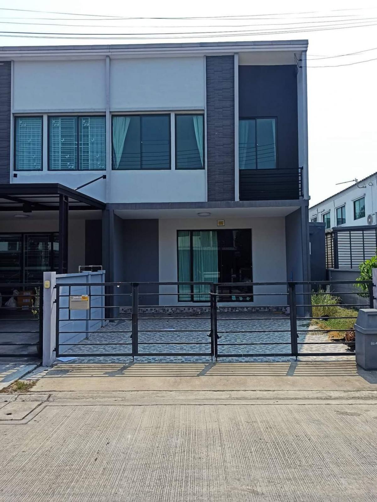 For SaleTownhomePathum Thani,Rangsit, Thammasat : Sell ​​Townhome, Phahonyothin, after the corner of Rangsit, near Future Park, just 7 minutes, next to the main road 0879747100