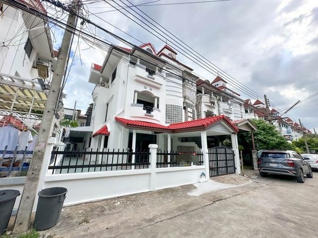 For RentTownhouseOnnut, Udomsuk : HR1962 For rent, 4-storey twin house, Home Avenue Village, Soi Prawit and Friends 16, newly renovated with new furniture.