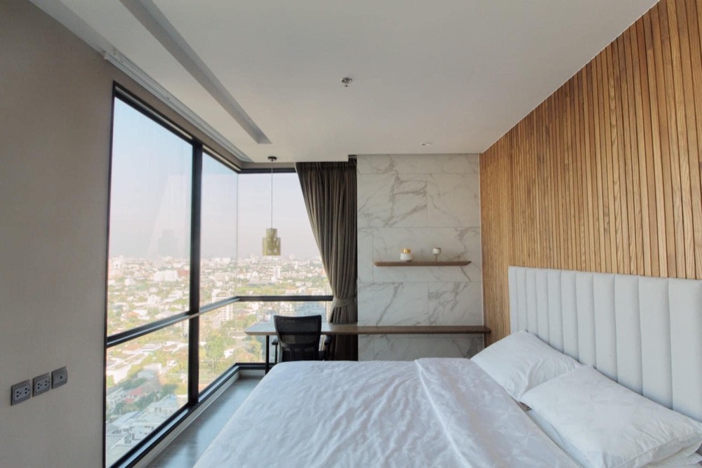 ขายคอนโดสุขุมวิท อโศก ทองหล่อ : For Sale: Condo, Rhythm Ekkamai (Sukhumvit 63), 1 Bedroom /1 Bathroom *Fully Furnished /Corner Unit /High Floor & Sale with Tenant October 2025*