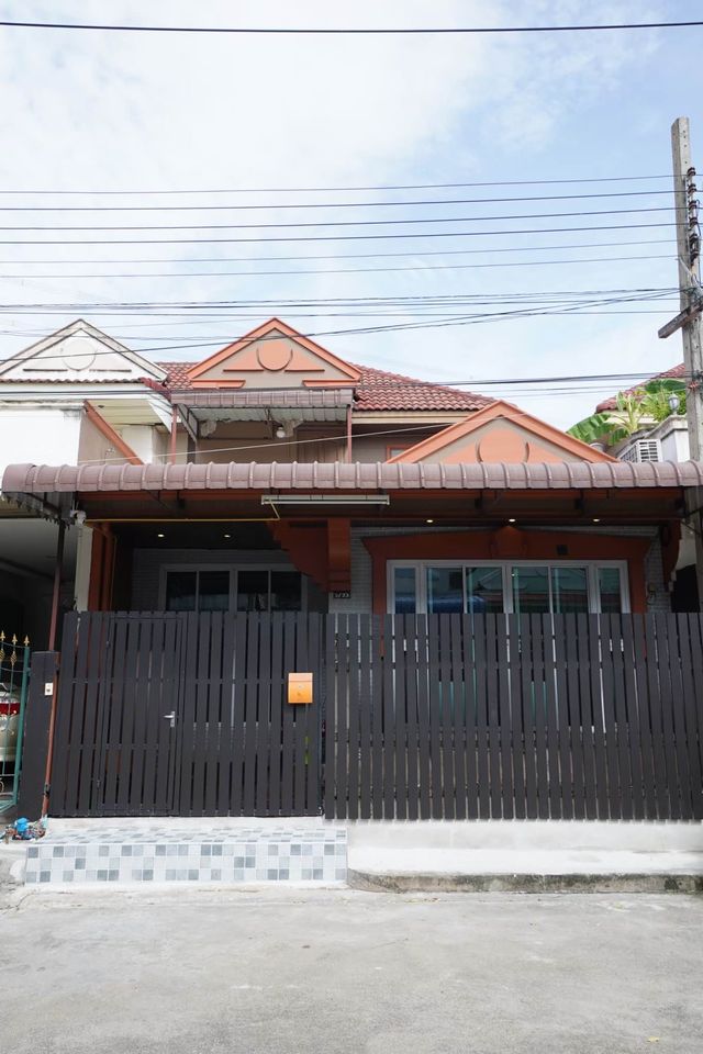 ให้เช่าบ้านลาดกระบัง สุวรรณภูมิ : 🏡 ให้เช่าทาวน์โฮม 2 ชั้น เดือนละ 14000 บาท บ้านว่างพร้อมเข้าอยู่ ✅✅ ใกล้แยกประเวศ สวนหลวง นิคมเจโม  >> เฟอร์นิเจอร์และเครื่องใช้ไฟฟ้าครบ  🎉