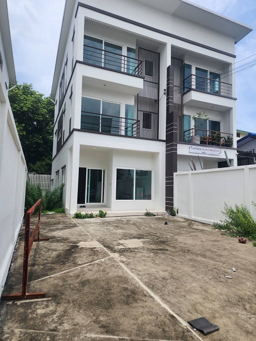 For SaleHome OfficeChokchai 4, Ladprao 71, Ladprao 48, : For sale: 3-storey twin house, suitable for living and doing business, near a large apartment, Lat Phrao 71, Bangkok.