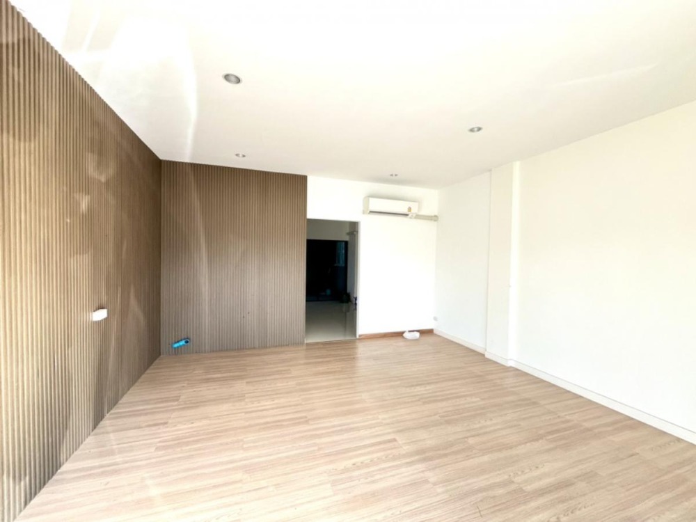 For RentHome OfficeBangna, Bearing, Lasalle : For rent: 4-storey home office, Baan Klang Muang The Edition, Bangna - Wongwaen by AP, new house, good location, with parking, near community area