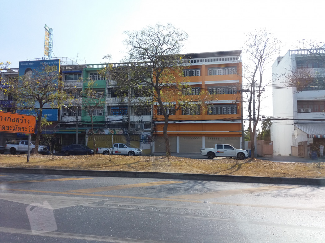 For SaleShophousePathum Thani,Rangsit, Thammasat : For sale: 4.5-storey commercial building, 3 units, on the main road, at the entrance to Soi Jai-ue, opposite the Saem Suk factory, Pathum Thani. Very good location, suitable for business.