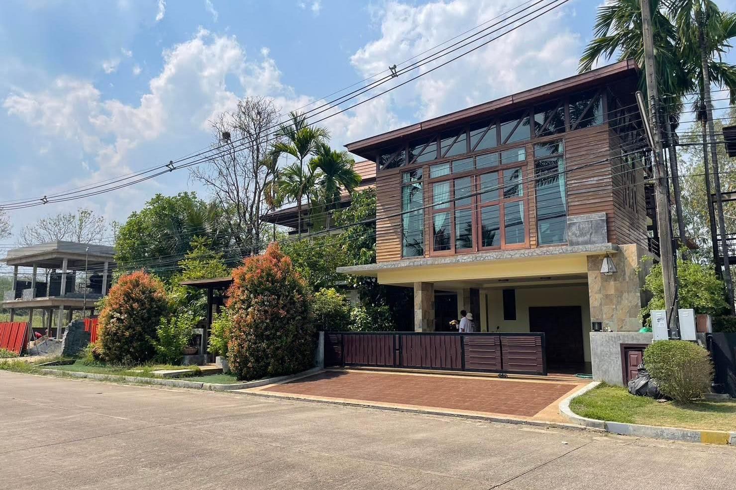 For SaleHouseChiang Mai : 4 Bedroom Pool Villa in Green Valley Golf Course