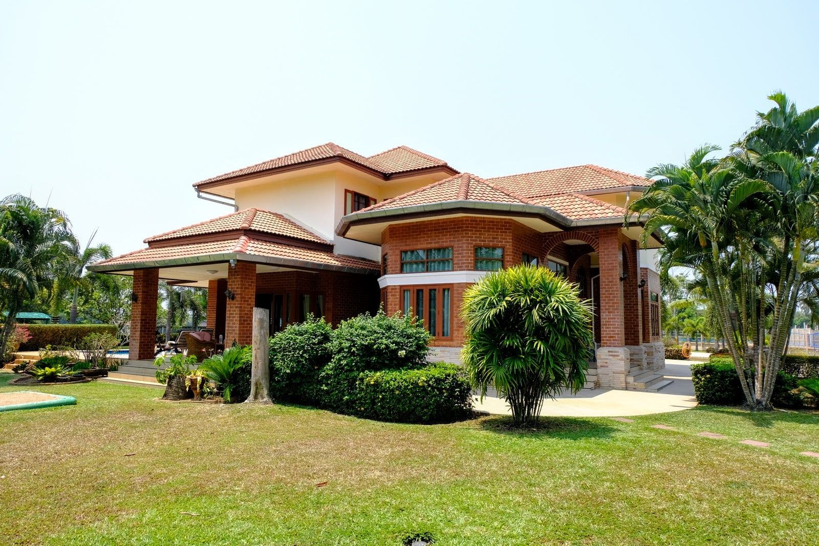 ขายบ้านเชียงใหม่ : 4 Bedroom Western Style House with Pool and Gardens