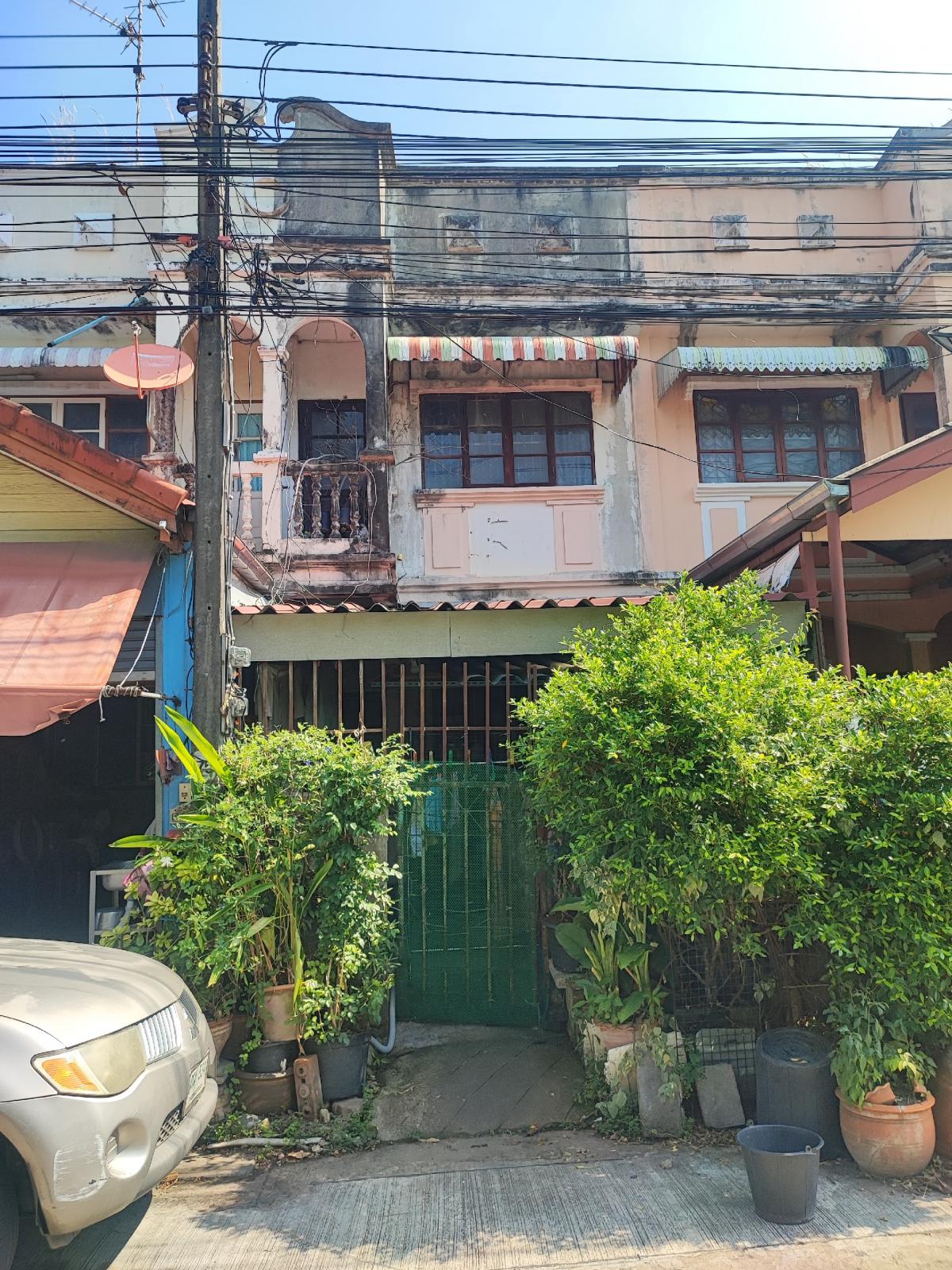 For SaleTownhouseMin Buri, Romklao : Selling below appraisal price, Suphawan Village, Ramkhamhaeng 176 (selling as is) **only 1.1 million