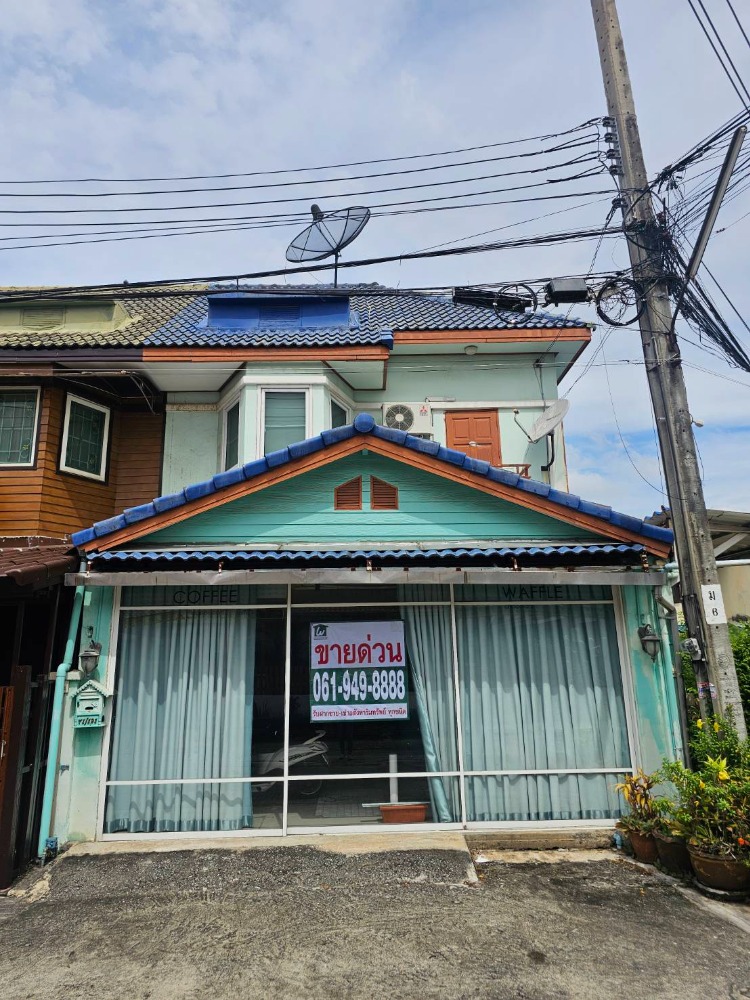 For SaleTownhouseMin Buri, Romklao : Urgent sale, very cheap, 2-storey townhouse, corner house, Phawarin Village, Minburi, Soi Hathai Rat, area size 29 sq m, 3 bedrooms, 2 bathrooms, built-in furniture, suitable for a cafe, home office or residence. Interested, contact Sumeth 061-949-8888