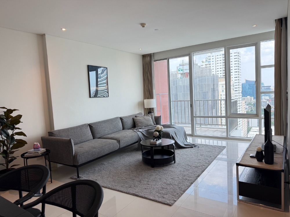 For RentCondoSukhumvit, Asoke, Thonglor : For rent Fullerton Sukhumvit 2 bedrooms, pets allowed, located on main road, unblocked view, fully furnished, ready to move in, near BTS Ekkamai