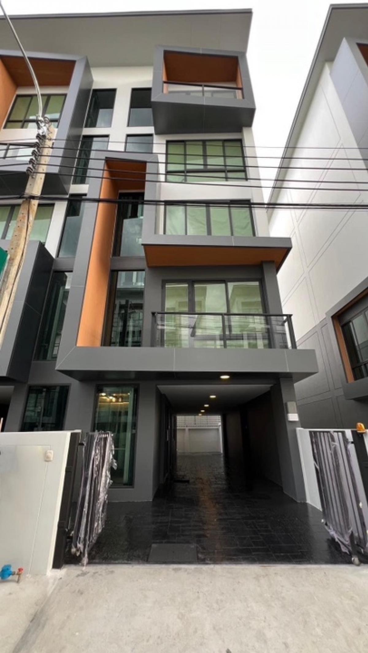 For RentHome OfficePattanakan, Srinakarin : For rent Modern Home Office, Krungthep Kreetha, Hua Mak, Bangkok. 3 parking spaces + common parking, meets every lifestyle, every business.