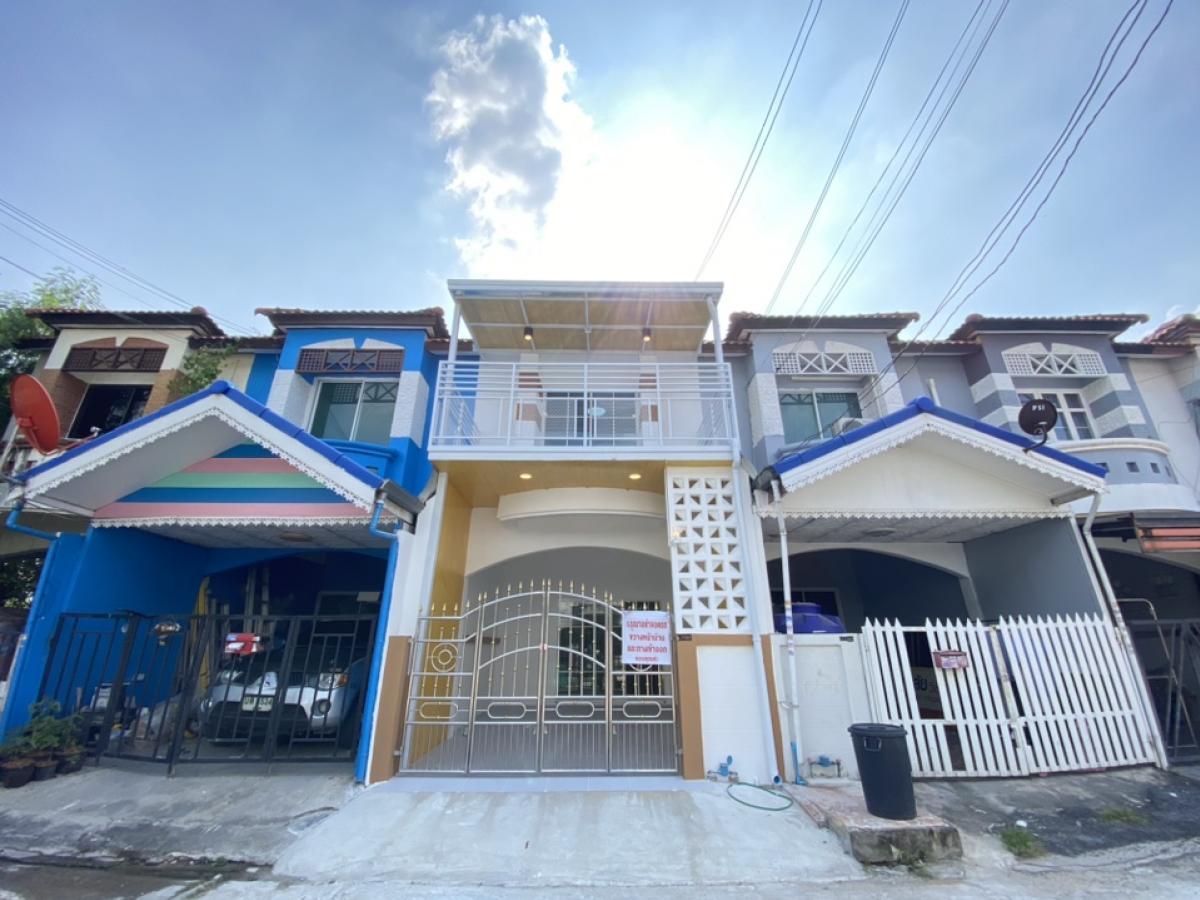 For SaleTownhouseNonthaburi, Bang Yai, Bangbuathong : For sale: 2-storey townhouse, Piyawararom Village, Ban Kluai-Sai Noi Road, furniture included, newly renovated, terrace in front and behind the house