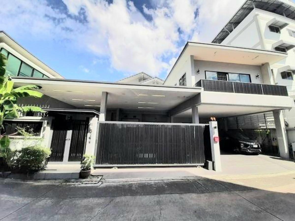 For RentHouseOnnut, Udomsuk : 🌜⭐️🌛2-storey detached house for rent on On Nut Road, near Sukhumvit Expressway, good location. (Outside the project)