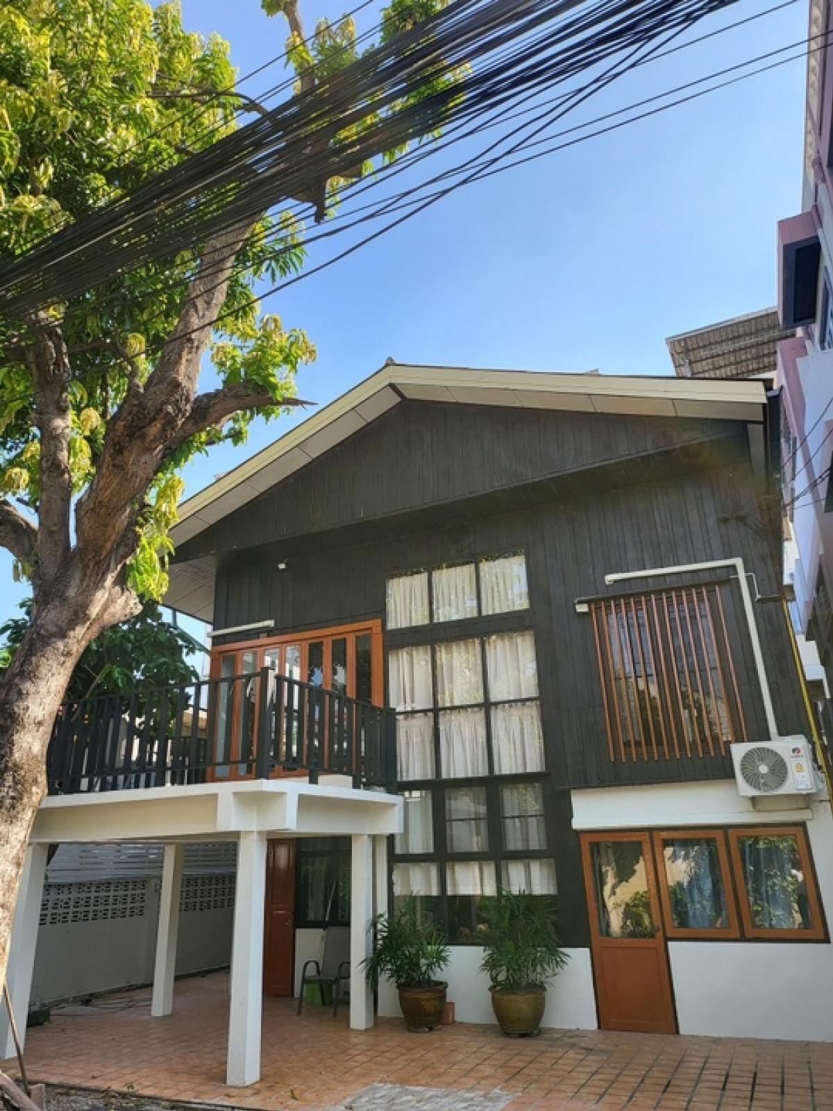 ให้เช่าร้านค้า ร้านอาหารรัชดา ห้วยขวาง : Rental  : Commercials House in Sutthisarn , 4 Beds 4 Bath , 240 sqm , 60 sqw , 2 Parking Lot Apply For : Airbnb /  Spa / Massage / Cafe / Restaurant/ Clinic etc ปล่อยเช่าบ้าน ในสุทธิสาร ขนาด 240 ตรม , 60 ตรว , 2 , 4 ห้องนอน , 4 ห้องน้ำ สามารถ Airbnb ทำสปา