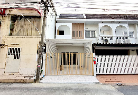 For SaleTownhouseKaset Nawamin,Ladplakao : Townhouse at the beginning of Soi Ram Intra 14, 800 meters from the main road. At the entrance of the alley is the Mai Lap BTS station. The whole house has been renovated and is ready to move in.