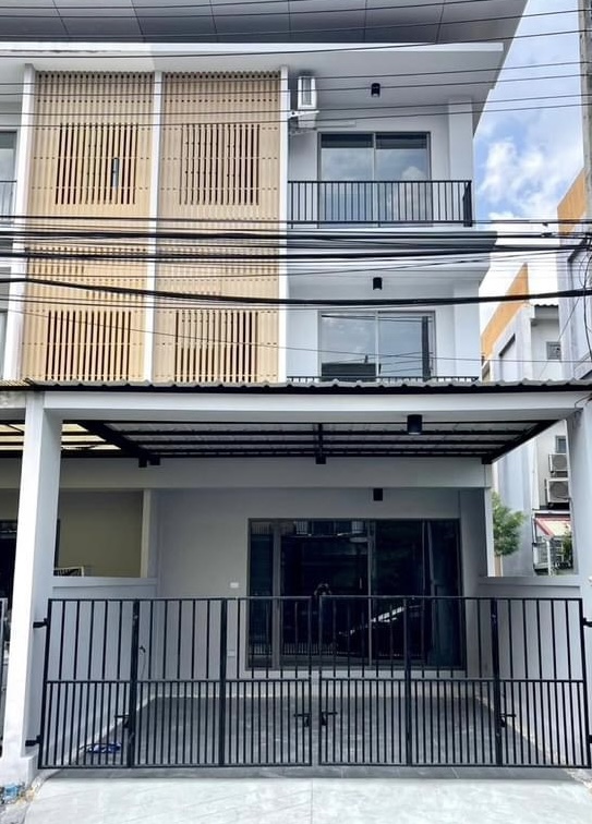 For SaleTownhouseKaset Nawamin,Ladplakao : Urgent sale‼️ Townhouse on main road, Kaset Nawamin