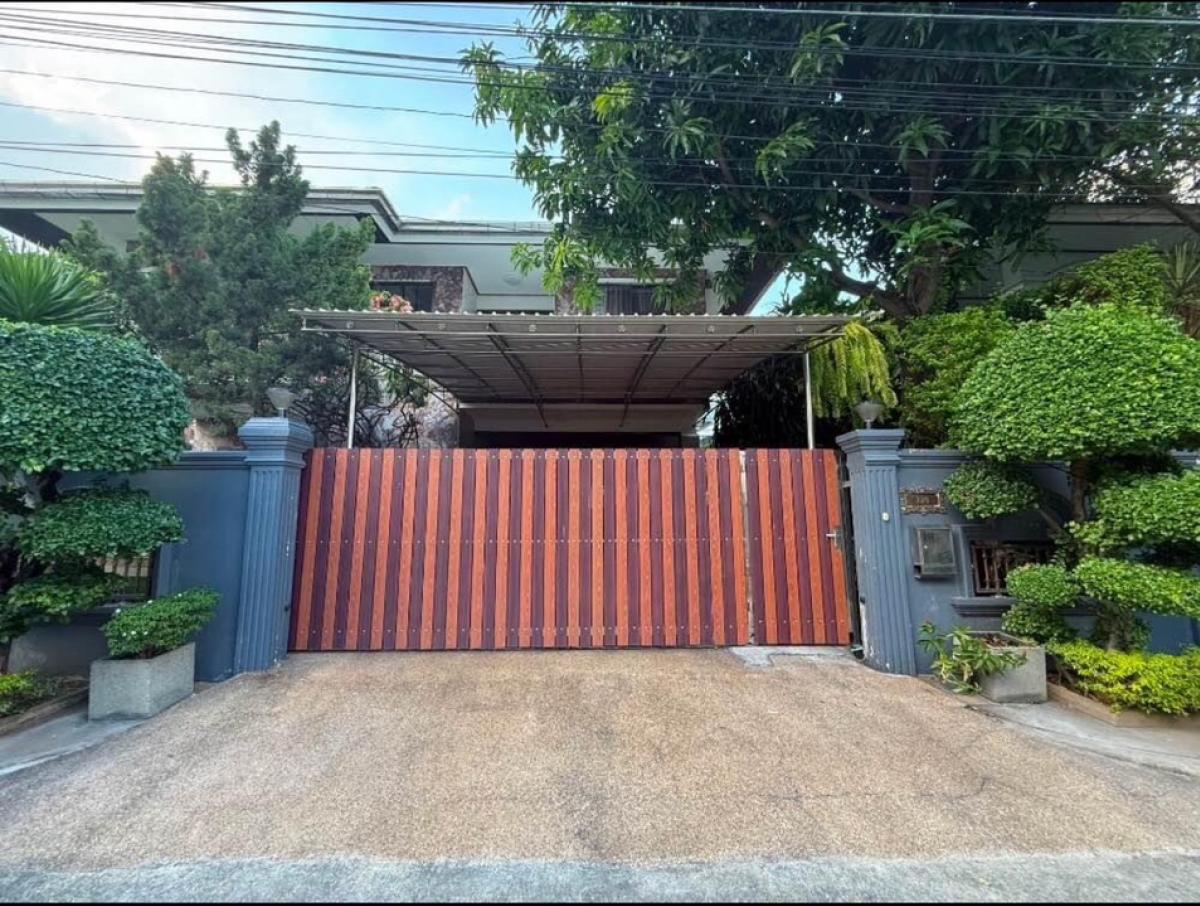 For RentHouseRamkhamhaeng, Hua Mak : Single house in Thararom Village, near Town in Town, for rent