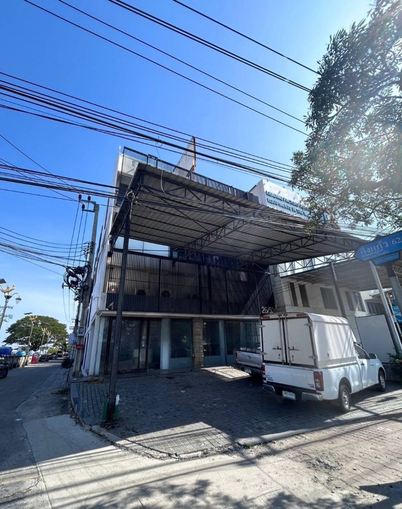 For SaleShowroomLadkrabang, Suwannaphum Airport : FOR SALE Commercial building for sale with 4-storey showroom, good location on King Kaew Road