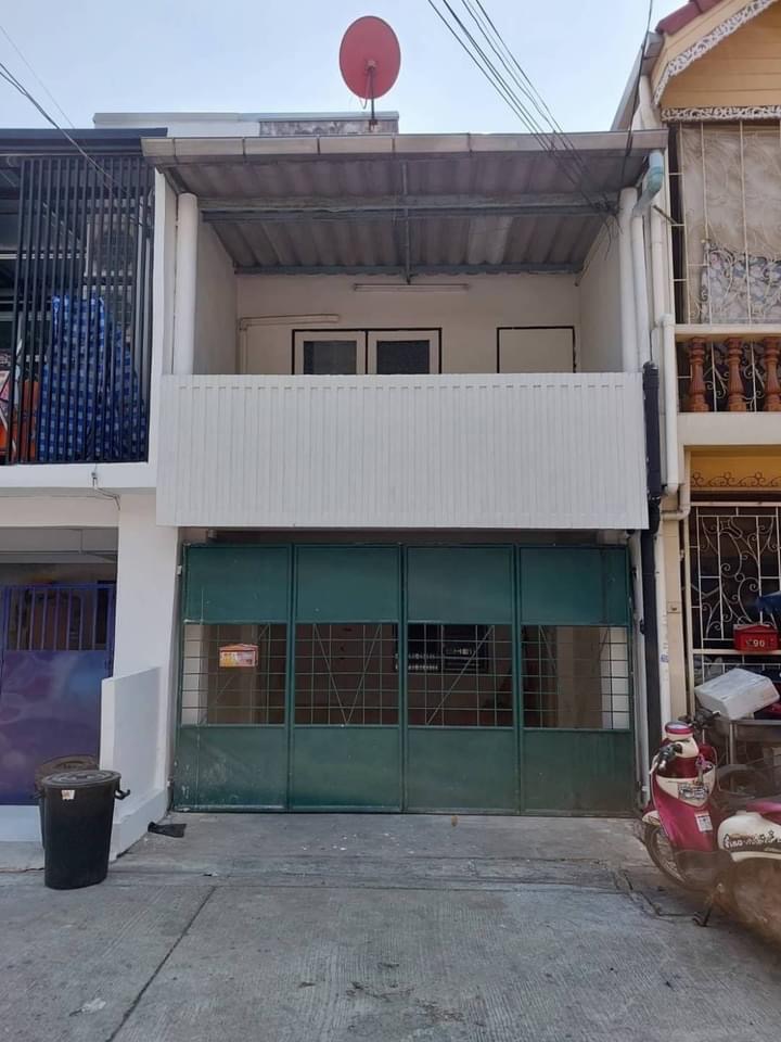 For RentTownhouseOnnut, Udomsuk : Townhouse for rent, Soi On Nut 50, with furniture. Interested, contact 082-3223695.