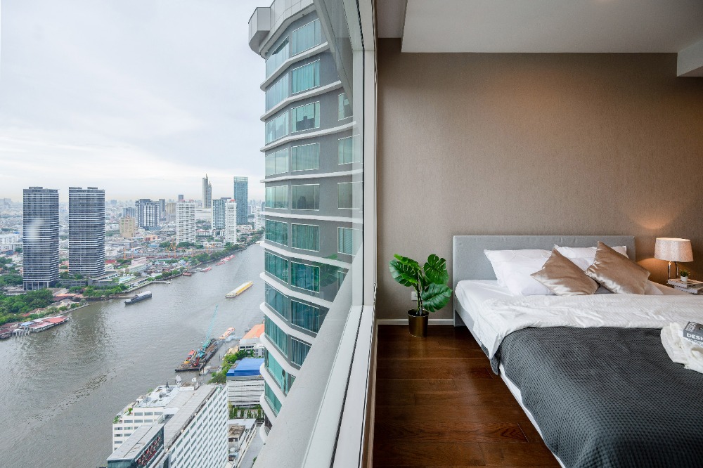 For SaleCondoSathorn, Narathiwat : Condo with a view of the Chao Phraya River curve, in the heart of Charoen Krung, near an international school and BTS Saphan Taksin.