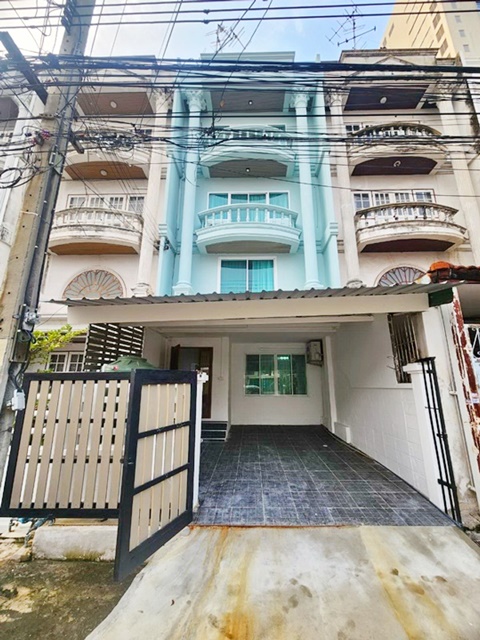 For RentTownhouseOnnut, Udomsuk : BTS Bangna 1.5km. 5Bed AIRBNB Sukhumvit 103 1.7 km. Berkeley Inter School 0.7 km. 4-storey townhouse